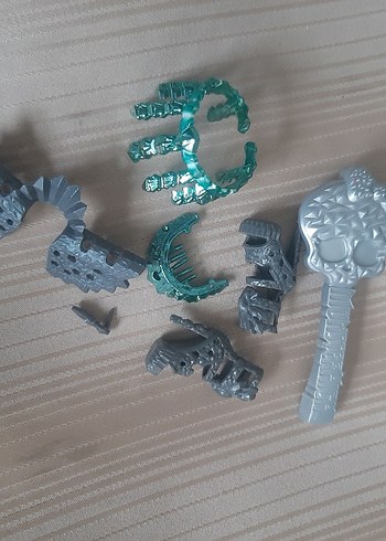  Gri ve Turkuaz Aksiyon Figür Parçaları