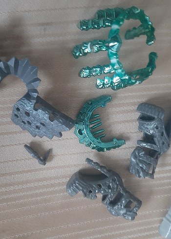 Gri ve Turkuaz Aksiyon Figür Parçaları