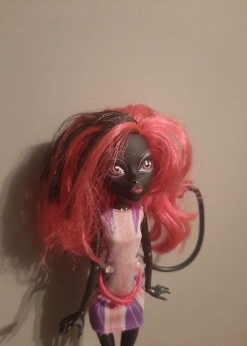 Monster High Pembe saçlı koyu tenli oyuncak bebek