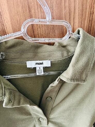 Mavi jeans haki polo yaka tişört