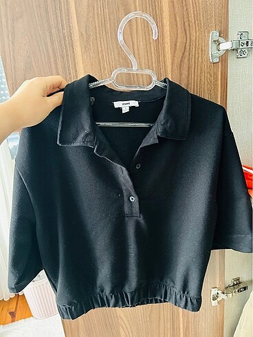 Mavi jeans siyah yakalı tişört