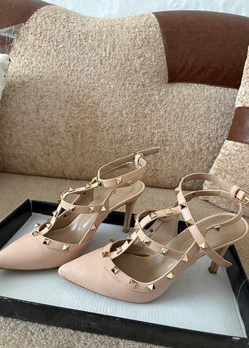 Bej zımbalı Tokalı Stiletto