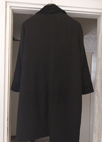 Düğmeli Siyah Kaban, Desenli Yaka ve Manşet - Görsel 3