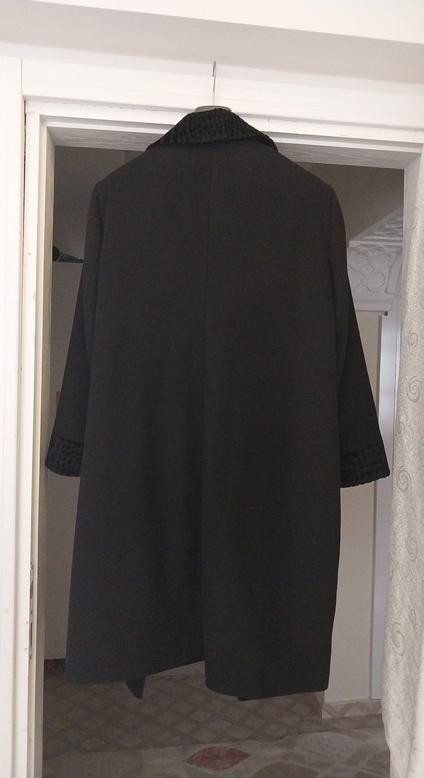 Düğmeli Siyah Kaban, Desenli Yaka ve Manşet - Görsel 3