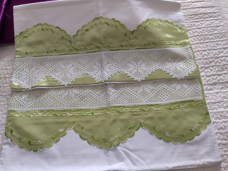 Yeşil İşlemeli Parlak Yastık Kılıfı - Görsel 2