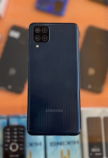 SAMSUNG M12