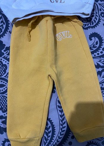 Gri Kapüşonlu Beyaz Sweatshirt ve Sarı Eşofman Takımı - Görsel 2