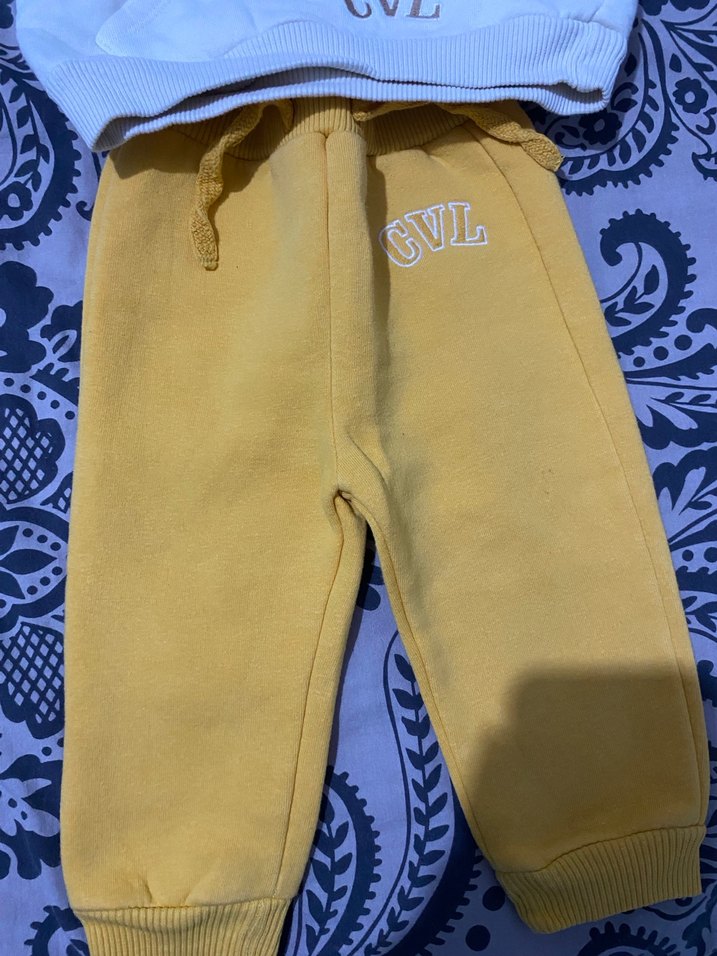 Gri Kapüşonlu Beyaz Sweatshirt ve Sarı Eşofman Takımı - Görsel 2