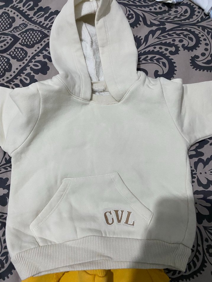 Gri Kapüşonlu Beyaz Sweatshirt ve Sarı Eşofman Takımı - Görsel 3