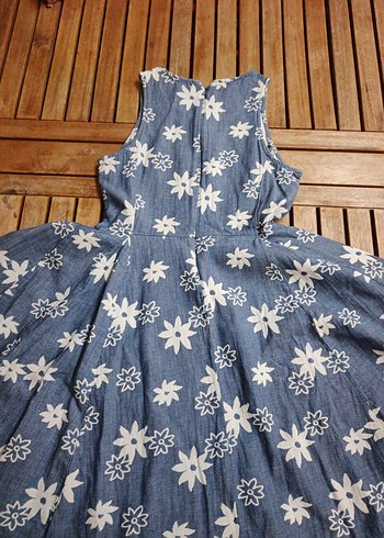 Çiçek Desenli Lacivert Kolsuz Midi Kot Elbise - Görsel 6