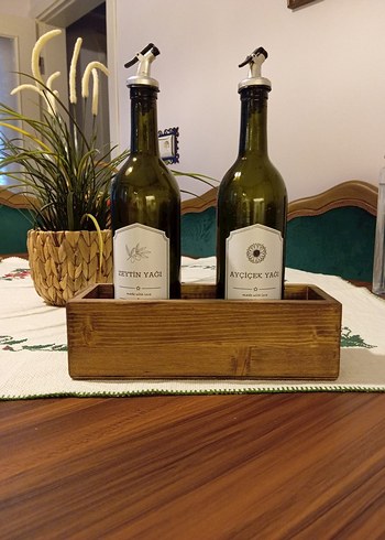 Ahşap Kutuda Zeytin ve Ayçiçek Yağı Şişeleri