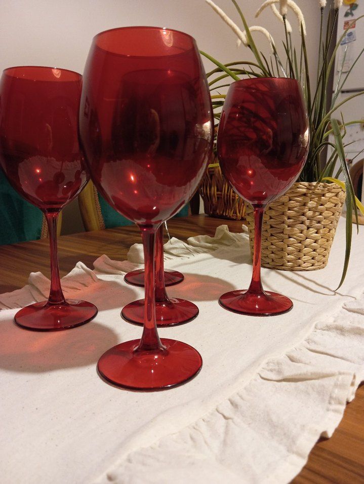 Kırmızı Renkli Şarap Kadehleri 5 adettir. - Görsel 2