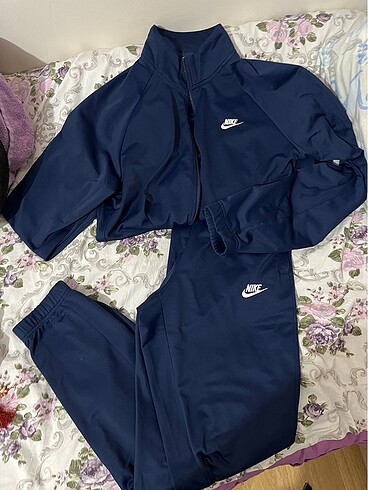 Orijinal Nike eşofman takımı ( alt ve üst takım olarak)