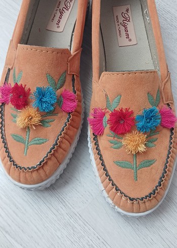 Sarı Süet Nakışlı Püsküllü Kadın Dolgu Topuk Ayakkabı - Görsel 3