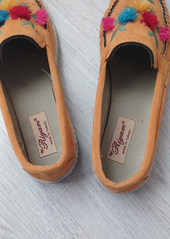 Sarı Süet Nakışlı Püsküllü Kadın Dolgu Topuk Ayakkabı - Görsel 2