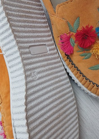 Sarı Süet Nakışlı Püsküllü Kadın Dolgu Topuk Ayakkabı - Görsel 4