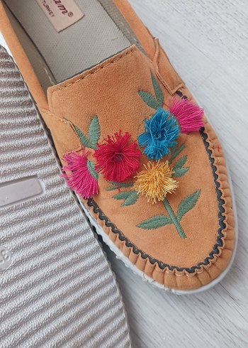 Sarı Süet Nakışlı Püsküllü Kadın Dolgu Topuk Ayakkabı - Görsel 5