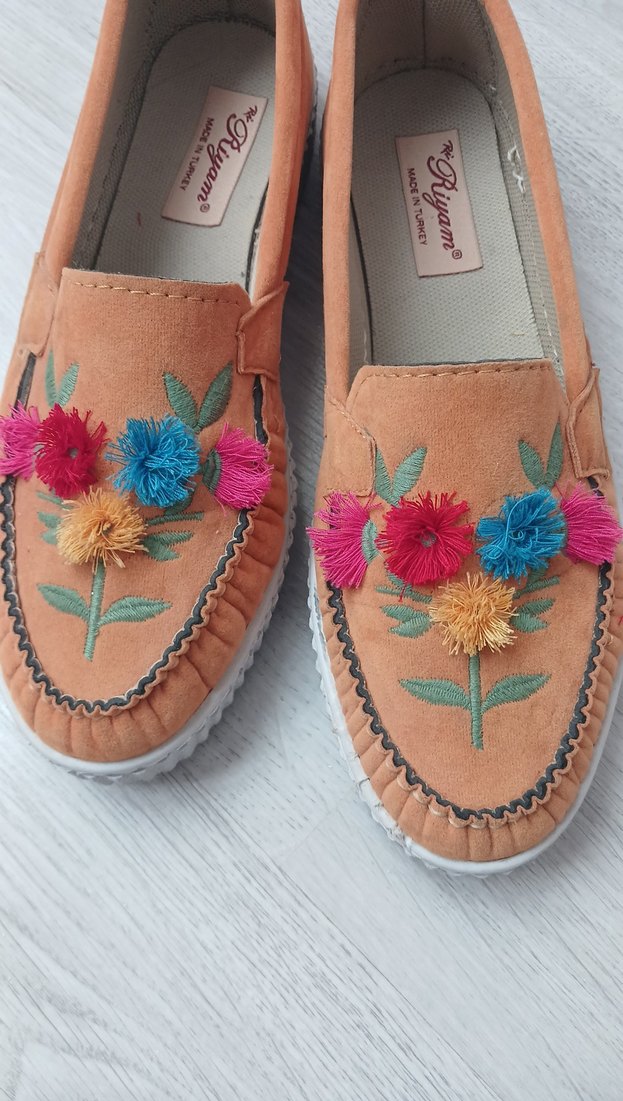 Sarı Süet Nakışlı Püsküllü Kadın Dolgu Topuk Ayakkabı - Görsel 3