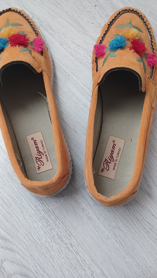 Sarı Süet Nakışlı Püsküllü Kadın Dolgu Topuk Ayakkabı - Görsel 2