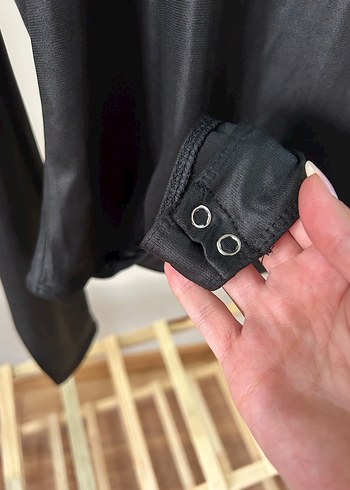 Bershka BERSHKA Drapeli Siyah Yüksek Yakalı Kadın Bluz