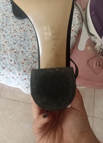 1 kere giyildi ,kusursuzdur,simlidir.