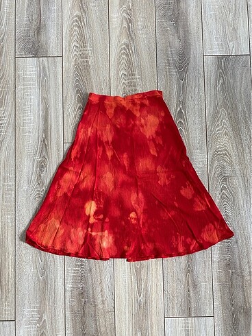Diğer batik desenli kırmızı midi etek