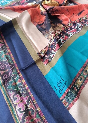 Levis İpek eşarp 