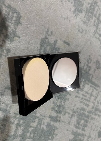 Diğer LA COLORS strobing illuminating powder