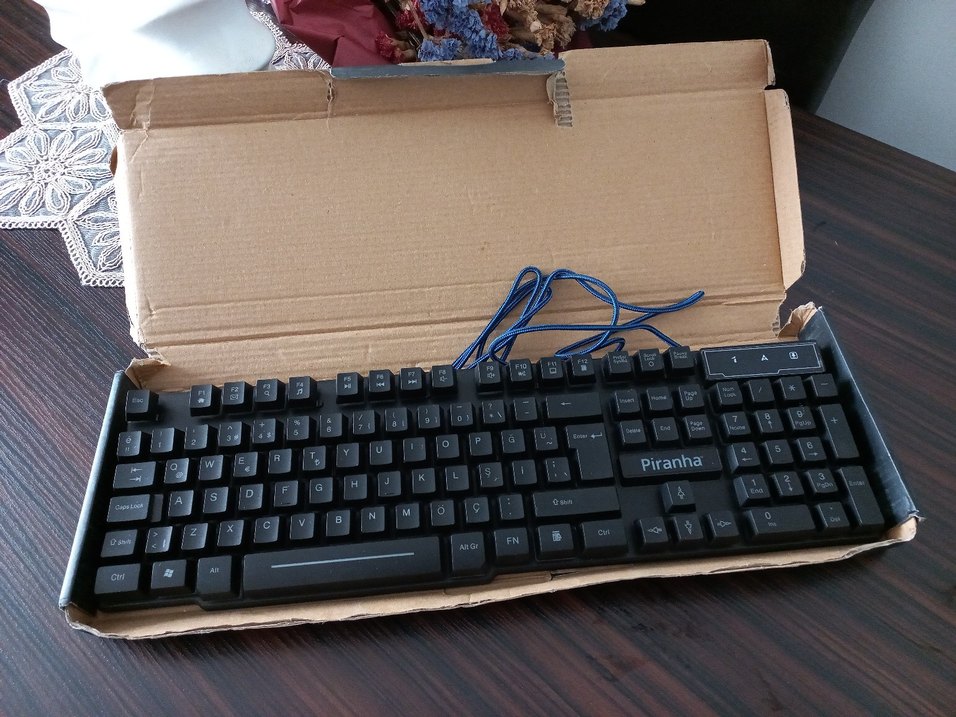Piranha Çok Renkli Karanlık Klavye SIFIR ürün hiç kullanılmadı - Görsel 2