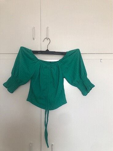 Yesil dusuk yaka crop