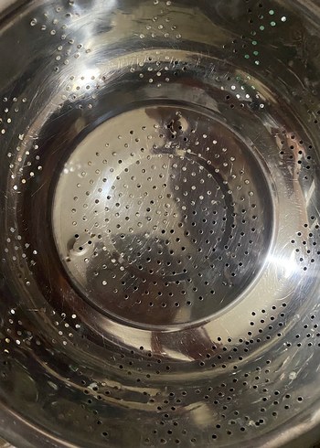 Parlak Gri Delikli Metal Süzgeç - Görsel 2