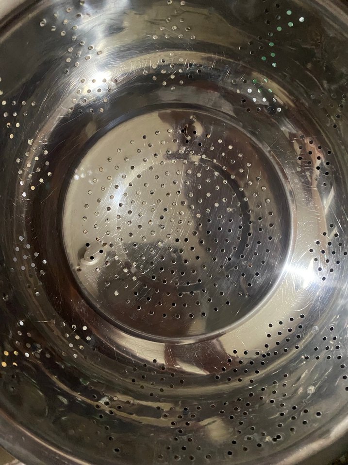 Parlak Gri Delikli Metal Süzgeç - Görsel 2