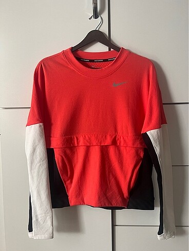 Nike üst