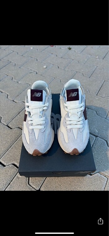 New Balance 327