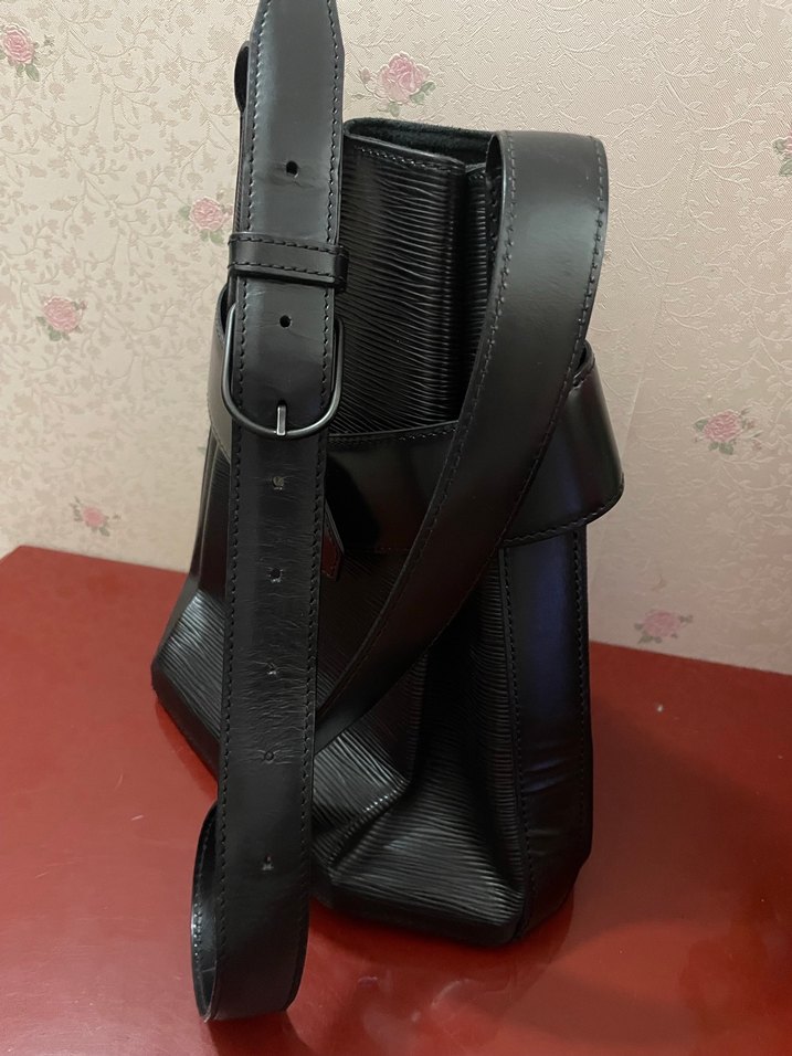 Orijinal Louis Vuitton Siyah Epi Deri - Görsel 3