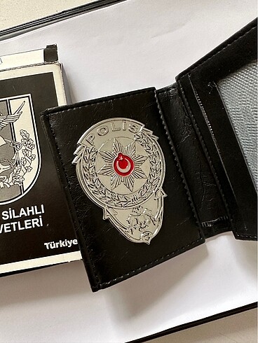 Polis rozetli (parlak) deri cüzdan kapalı kutu