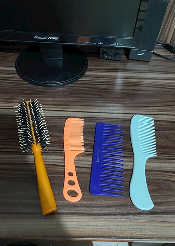 Saç Fırçası ve 3 Adet Tarak Seti