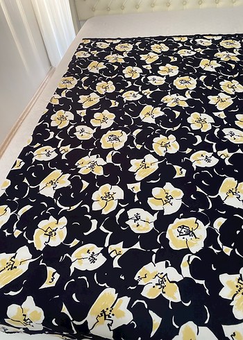 Koyu Sarı Çiçek Desenli Kumaş - Görsel 3