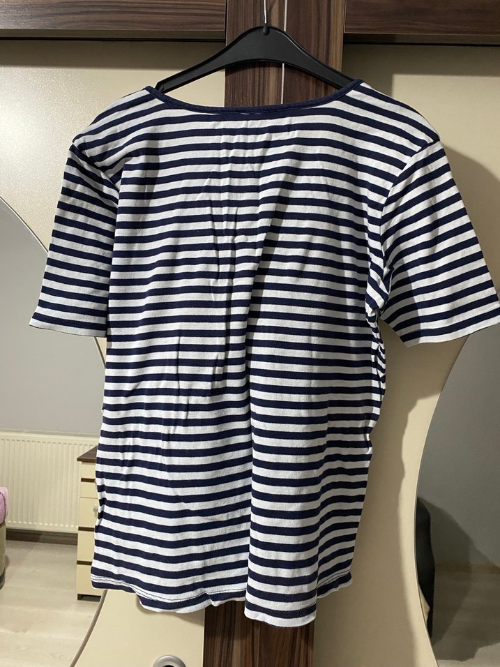 Düğmeli Çizgili Tşirt - Görsel 4