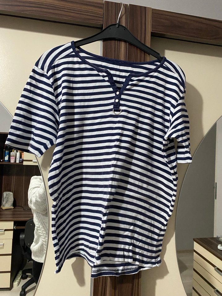 Düğmeli Çizgili Tşirt - Görsel 3