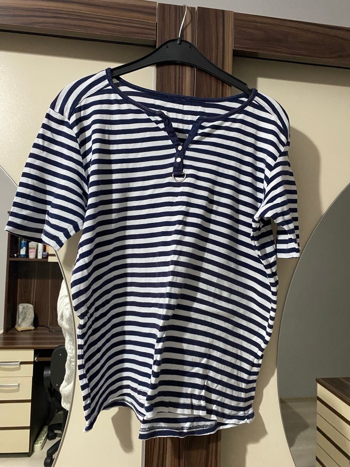 Düğmeli Çizgili Tşirt - Görsel 2