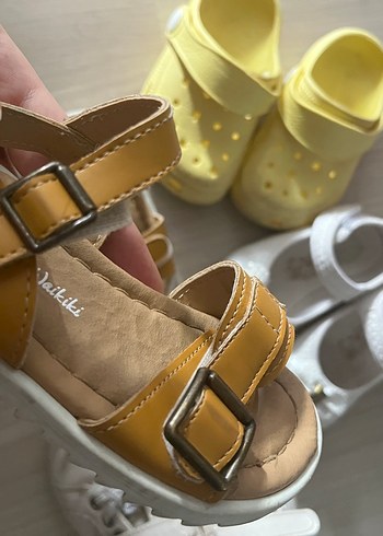 Sarı Tokalı Kız Sandalet - Görsel 4