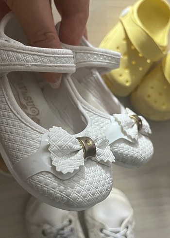 Sarı Tokalı Kız Sandalet - Görsel 3