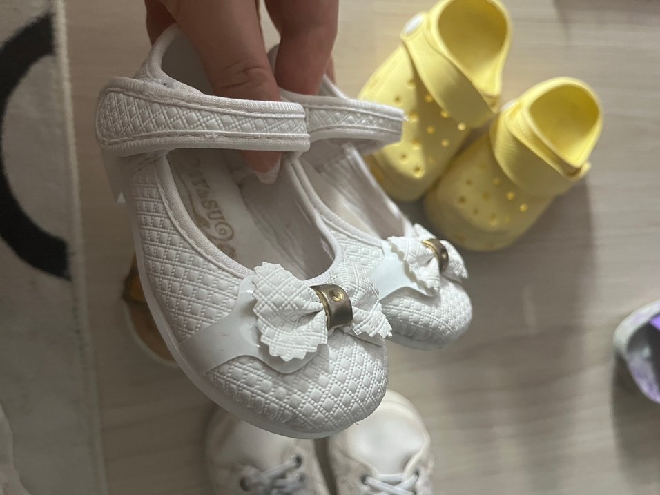 Sarı Tokalı Kız Sandalet - Görsel 3