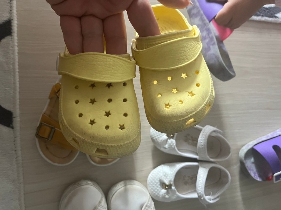 Sarı Tokalı Kız Sandalet - Görsel 2