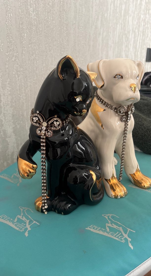 Altın Detaylı Siyah Kedi ve Beyaz Köpek Figürleri - Görsel 2