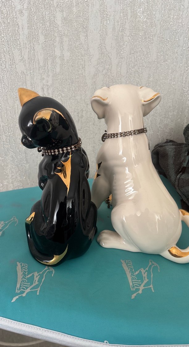 Altın Detaylı Siyah Kedi ve Beyaz Köpek Figürleri - Görsel 3