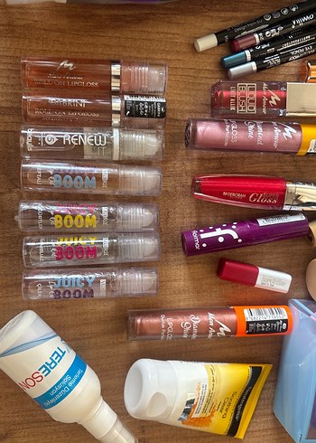 Mor Tonlarda Makyaj Seti ve Cilt Bakım Ürünleri - Görsel 3