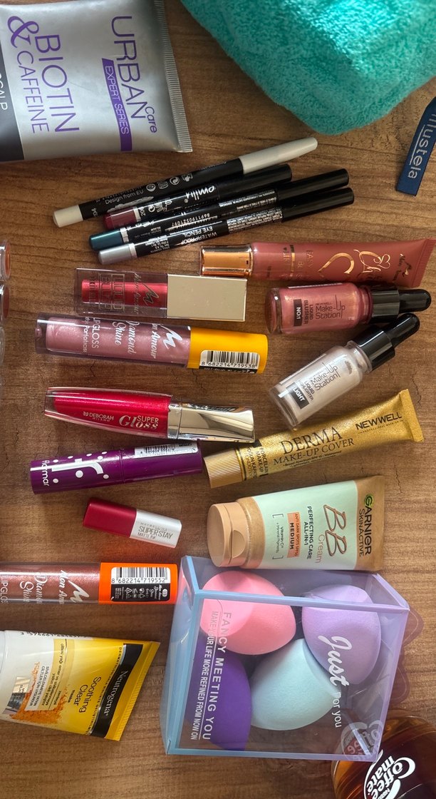 Mor Tonlarda Makyaj Seti ve Cilt Bakım Ürünleri - Görsel 2