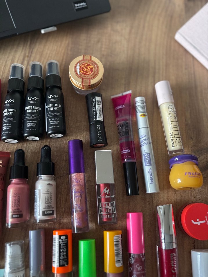 Çok Renkli Makyaj Ürünleri Seti makyaj çantali - Görsel 5